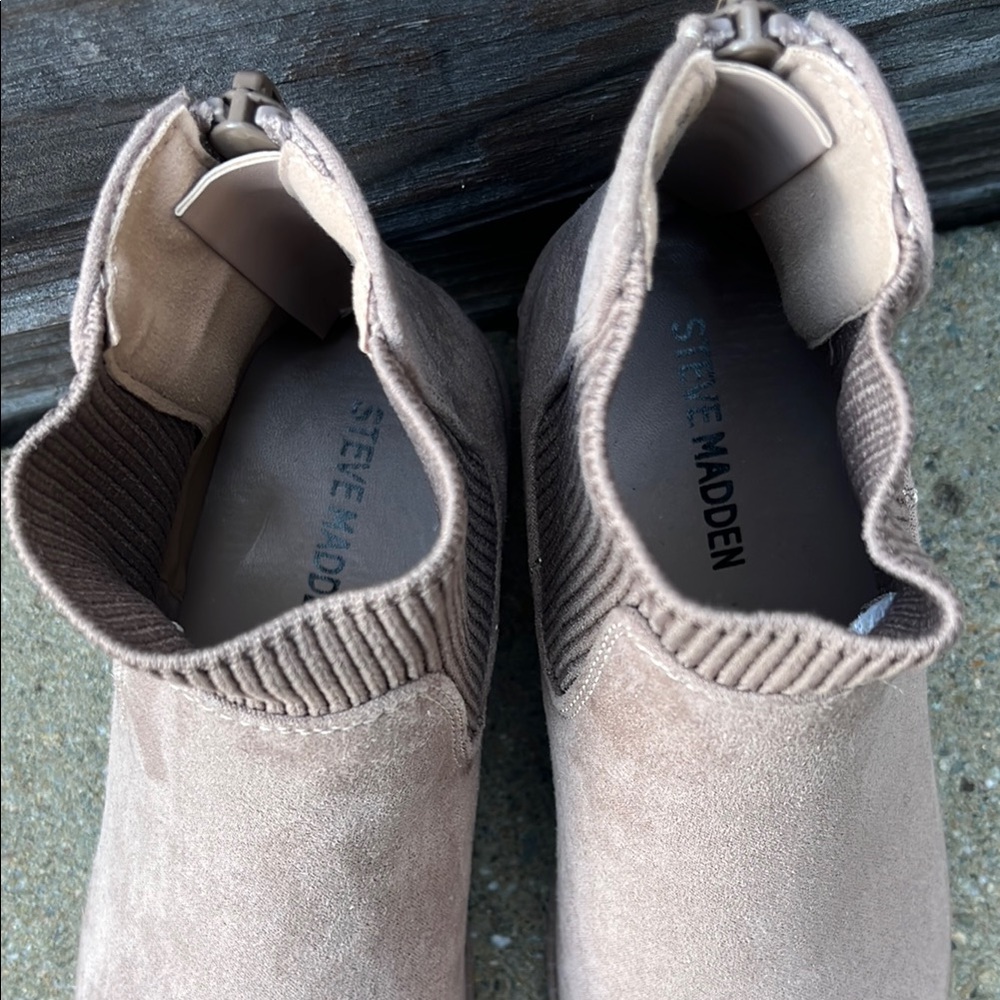 Steve Madden Tan Chelsea Boots with Chunky Sole and Elastic Panels - Picture 7 of 7